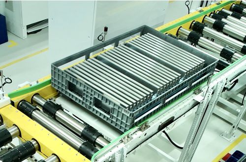 左手訂單右手擴產 動力電池產業(yè)迎來爆發(fā)式增長，搶人大戰(zhàn)悄然上演